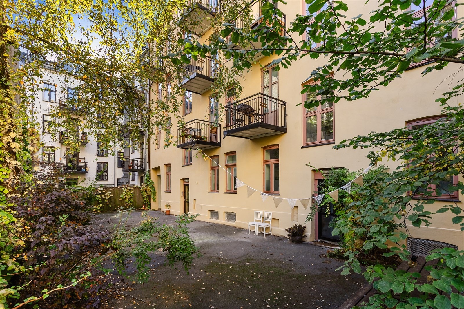 Hyggelig bakgård. Galleribilde