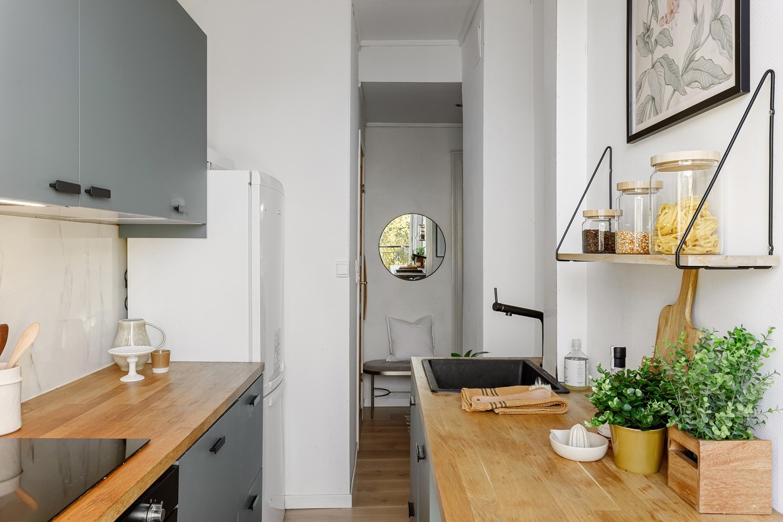 Kjøkkeninnredning med glatte fronter og heltre benkeplate med nedfelt vaskekum. Galleribilde