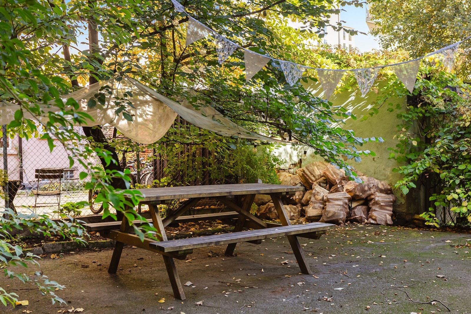 Hyggelig bakgård. Galleribilde