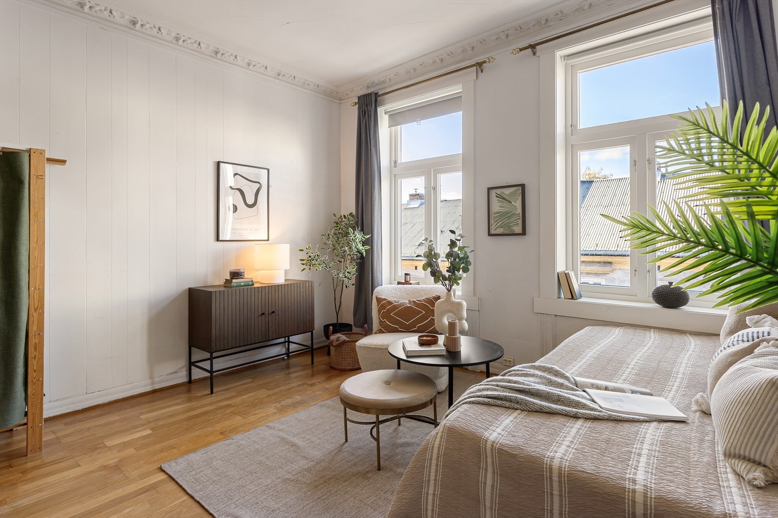 I stuen er det plass til både seng og sofaseksjon med tilhørende møblement, TV-benk og spisebord. Galleribilde