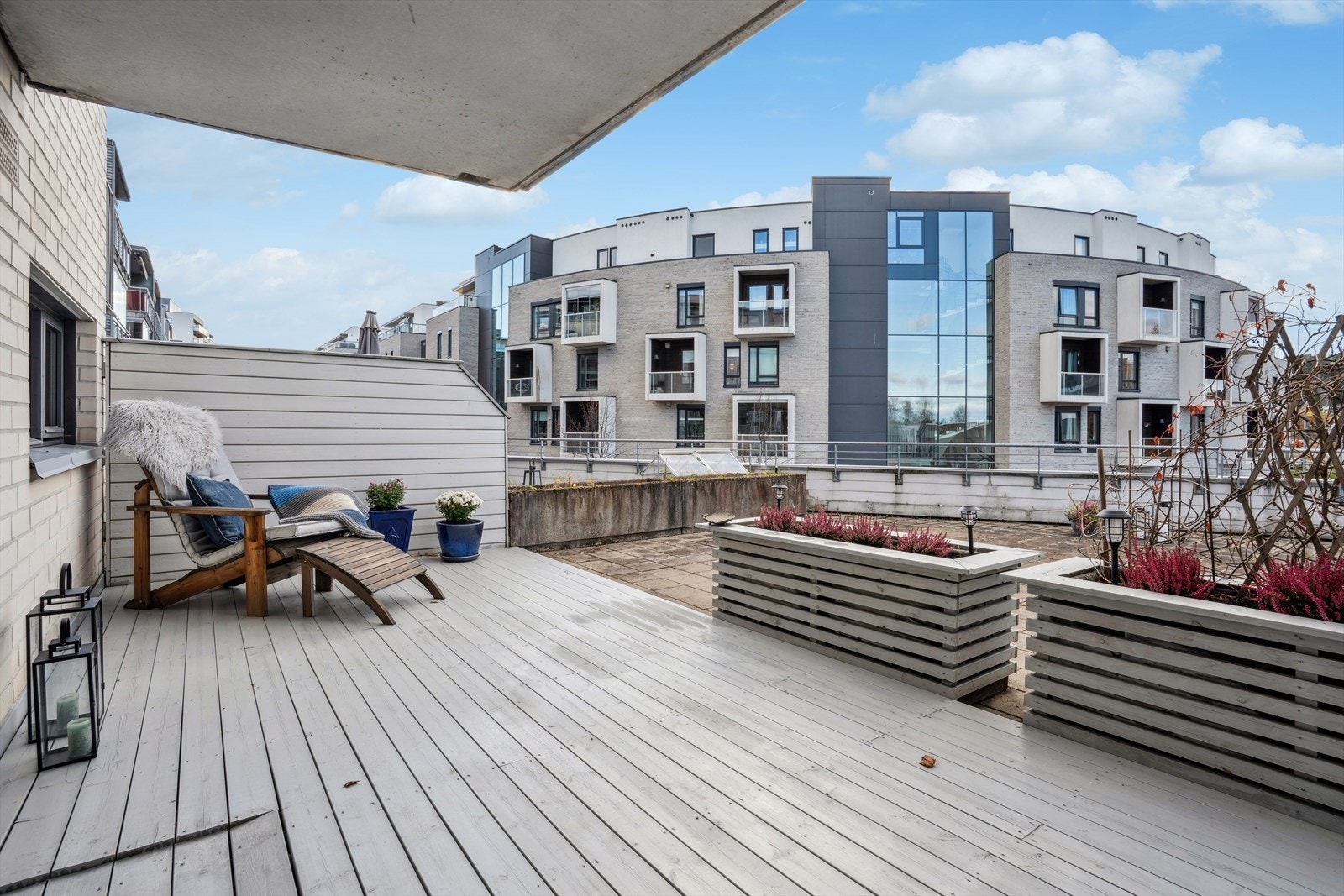 Leiligheten disponerer en herlig, vestvendt terrasse på ca. 64 kvm. Galleribilde