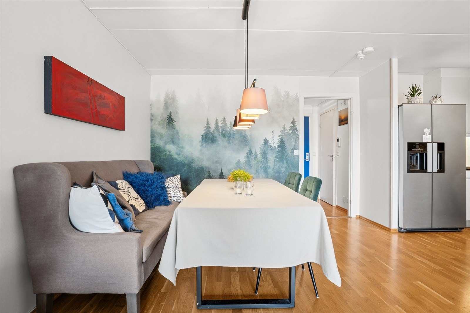 Kjøkkenet ligger i åpen løsning fra stuen og samtidig tilbaketrukket. Galleribilde