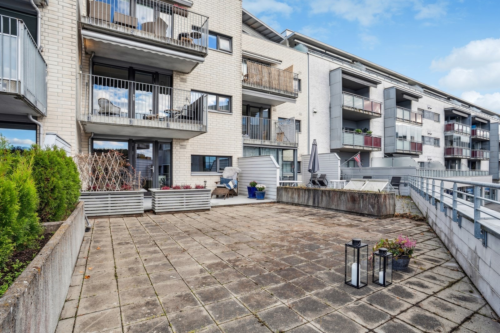 Leilighetens terrasse vender mot vest som sikrer gode solforhold ettermiddag- og kveld på fine sommerdager. Galleribilde