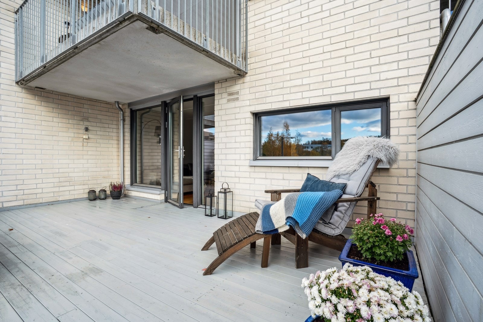 Her kan man sitte skjermet fra naboer og nyte fine sommerdager. Galleribilde