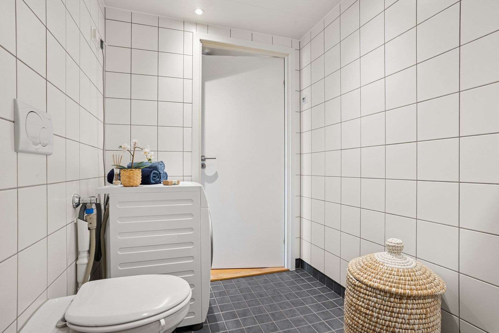 Badet har behagelig gulvvarme og god belysning downlights i taket. Galleribilde