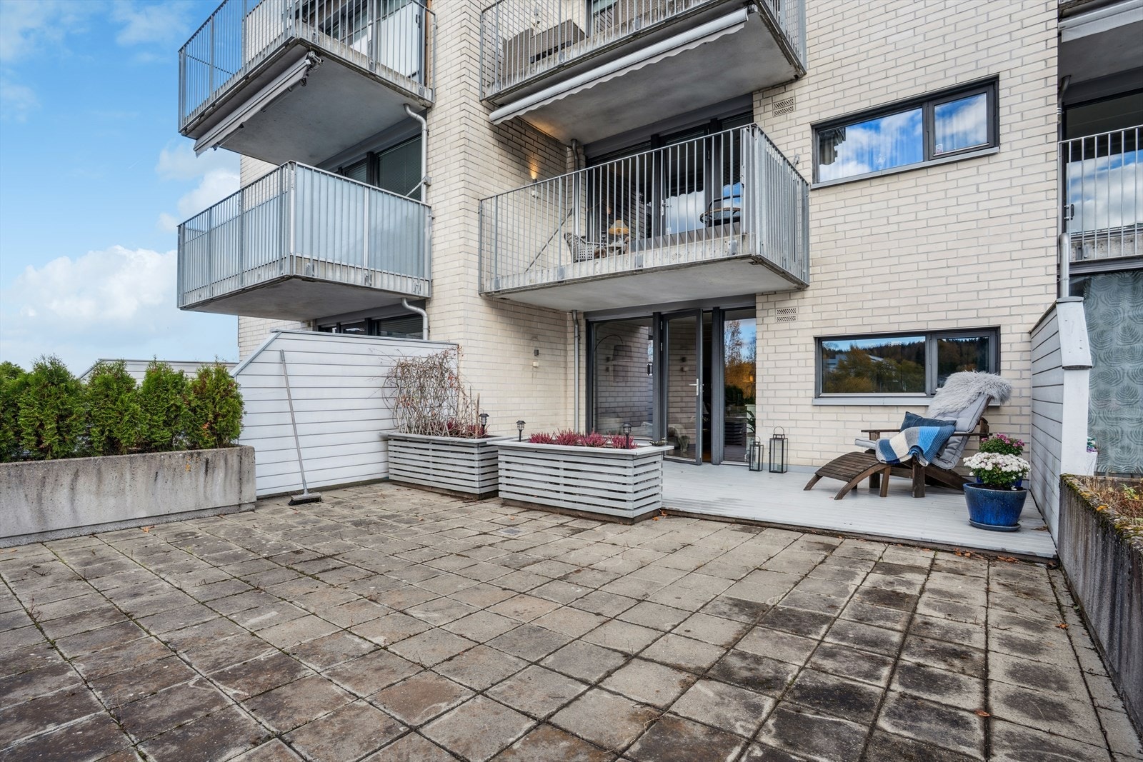 Deler av terrassen har treplatting og resten har hellelagt dekke over betong. Galleribilde