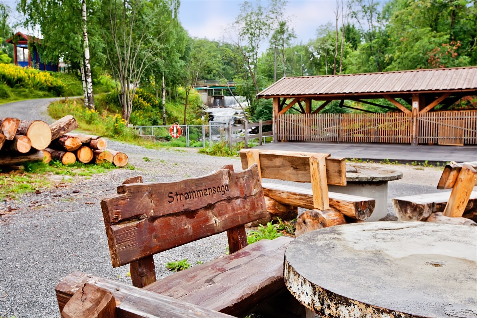 Flott gang- og sykkelsti fra leiligheten og langs Sagelva mot Sagdalen. Galleribilde