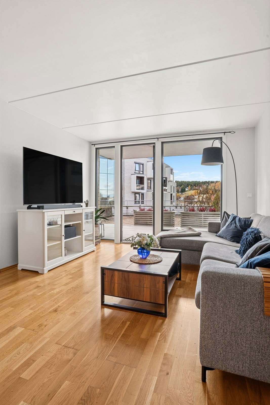 Leiligheten har både sentral og samtidig skjermet beliggenhet. Urban og naturskjønn utsikt fra stuen. Galleribilde