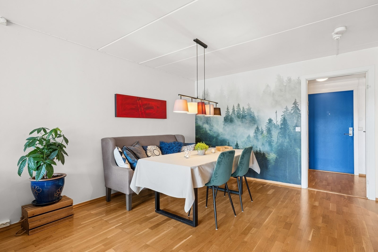 Fin spisestueplass, med plass til å invitere både familie og venner til middag. Galleribilde