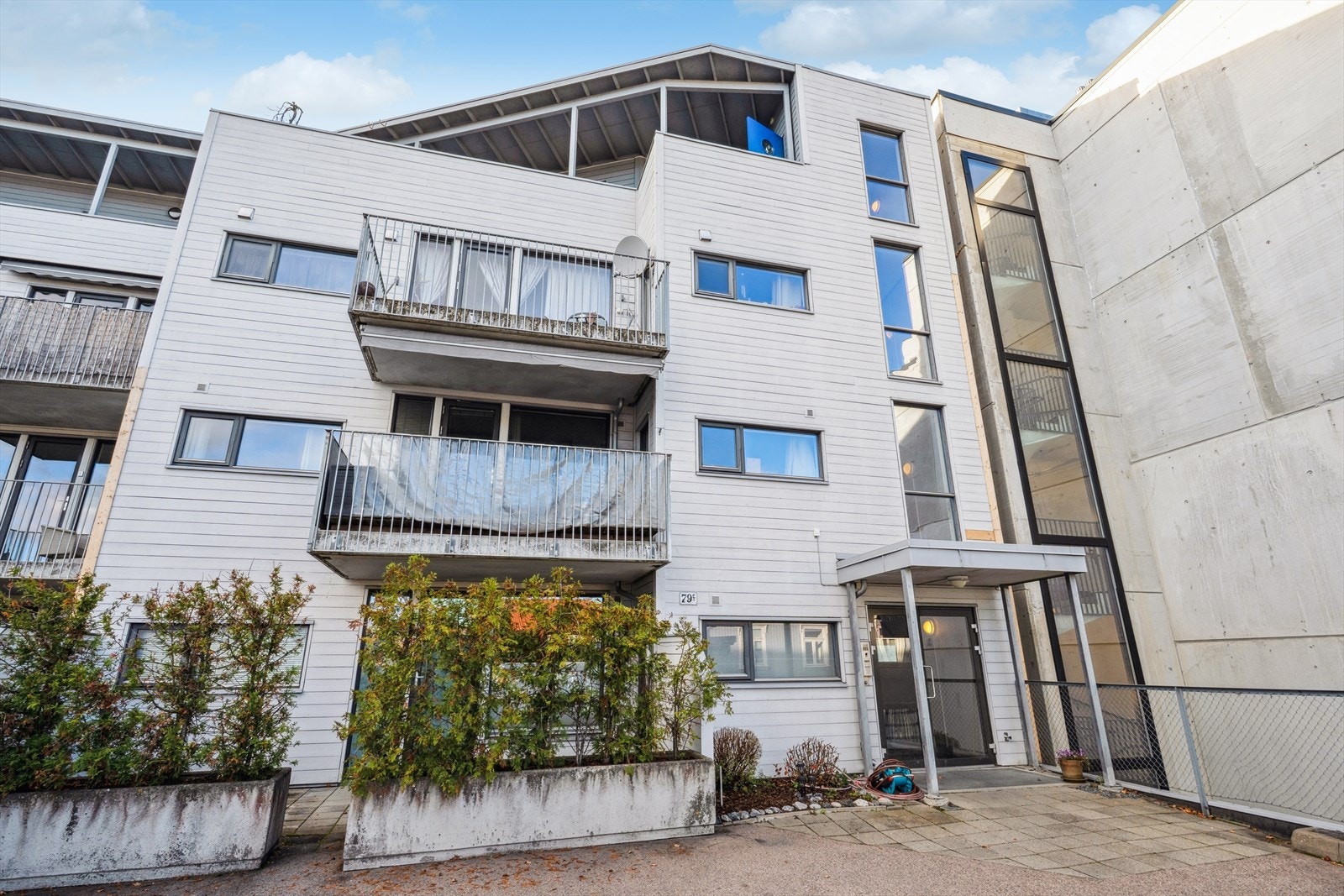 Hovedinngangen til borettslaget fra Strømsveien. Moderne blokk fra 2007. Galleribilde