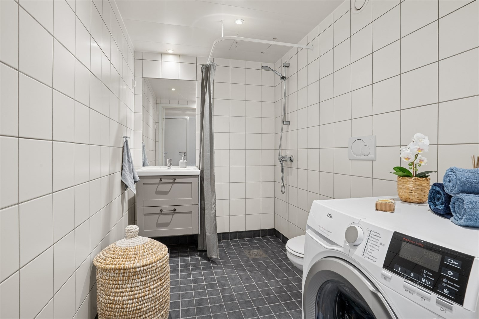 Pent flislagt og praktisk innredet bad fra byggeåret 2007. Galleribilde