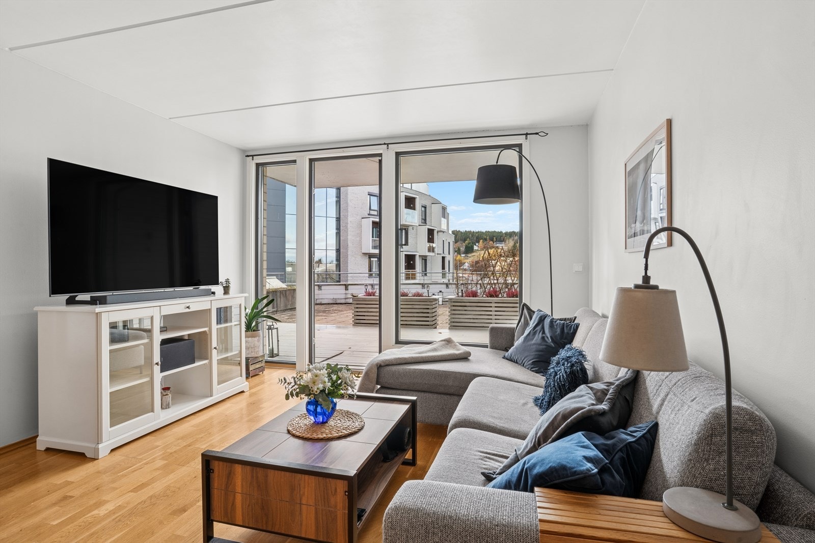 Legg merke til de store vindusflatene som gir mye naturlig lys og utgang til den deilige terrassen. Galleribilde