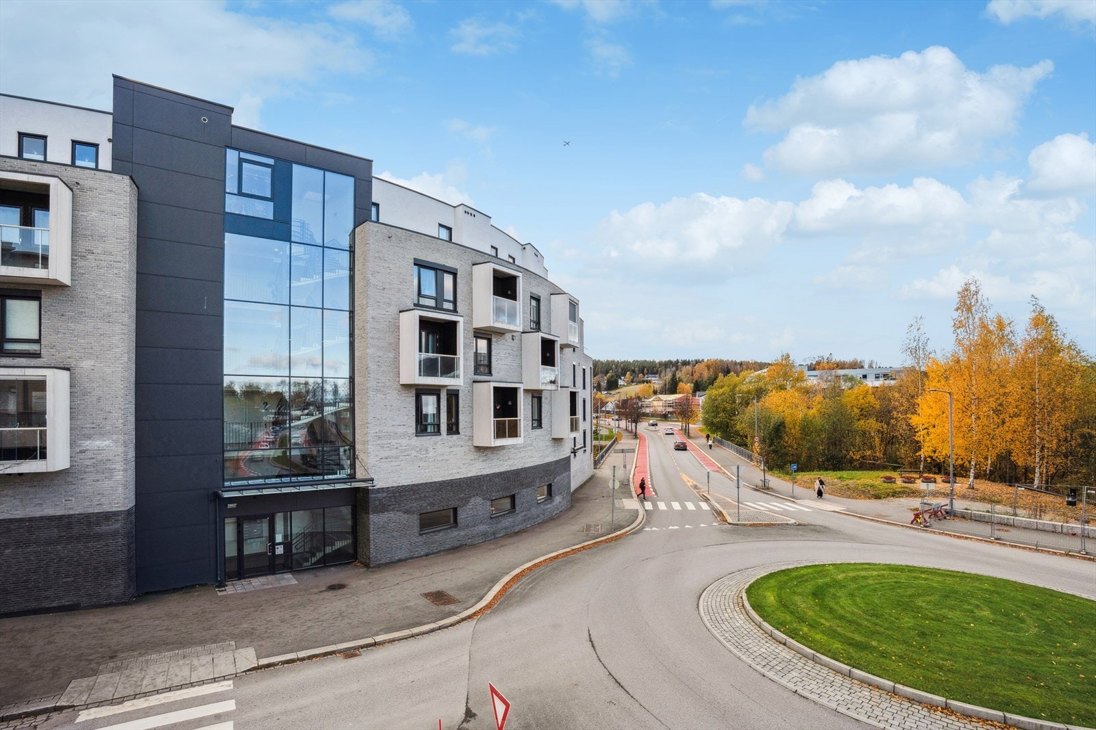 Utsikten fra leiligheten er både urban og naturskjønn. Nær flotte turområder langs Sagelva, som ligger i umiddelbar nærhet på motsatt side av rundkjøringen. Galleribilde