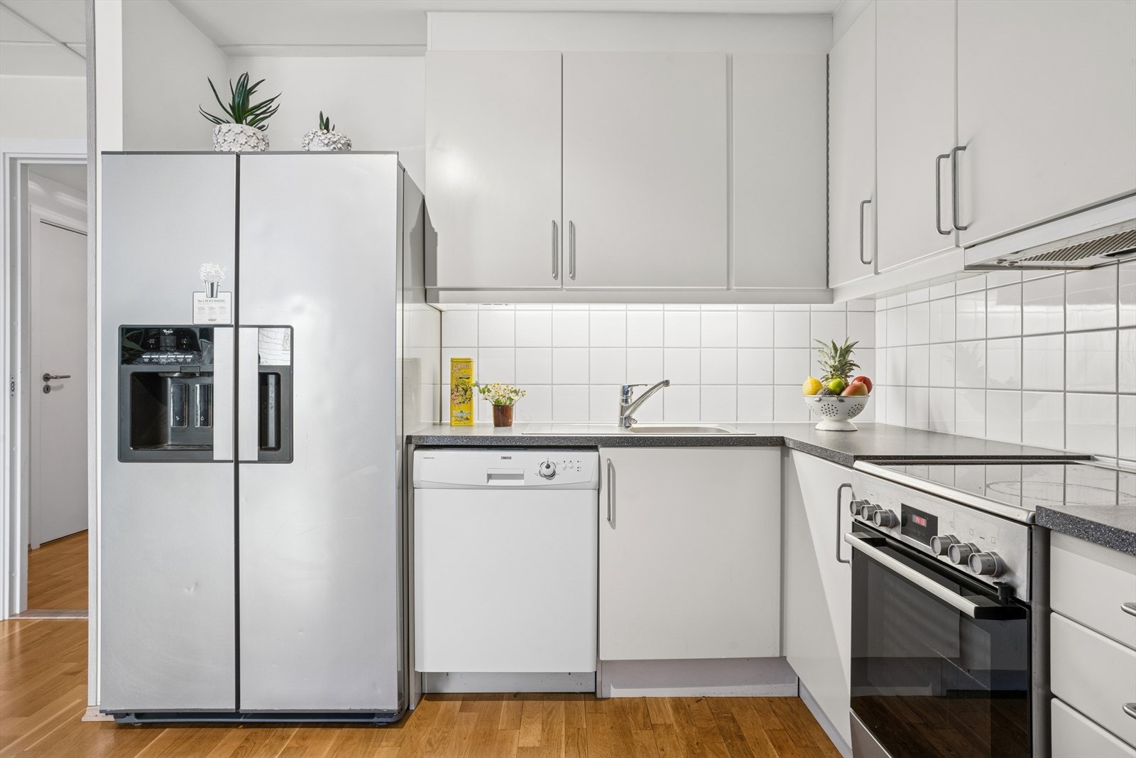 Hvitevarer som frittstående kjøleskap og oppvaskmaskin følger med ved salg. Galleribilde