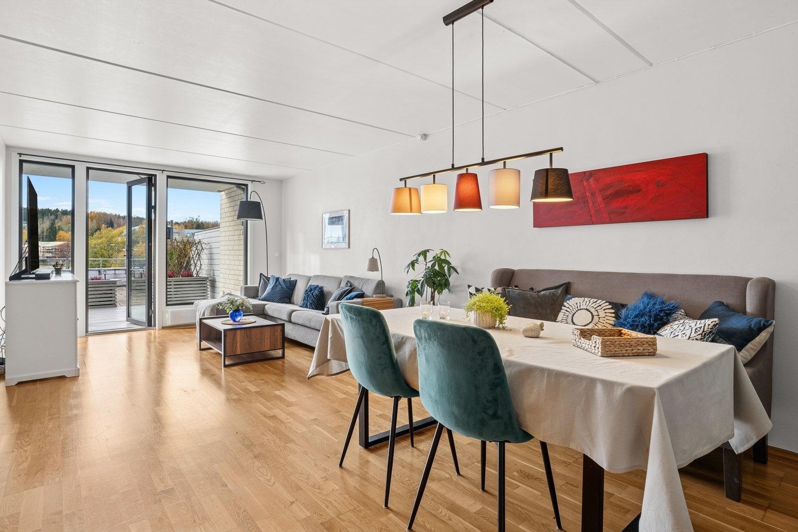 Stuen er lys og innbydende. God plass til møblering og utgang til en herlig, vestvendt terrasse på ca. 64 kvm. Galleribilde