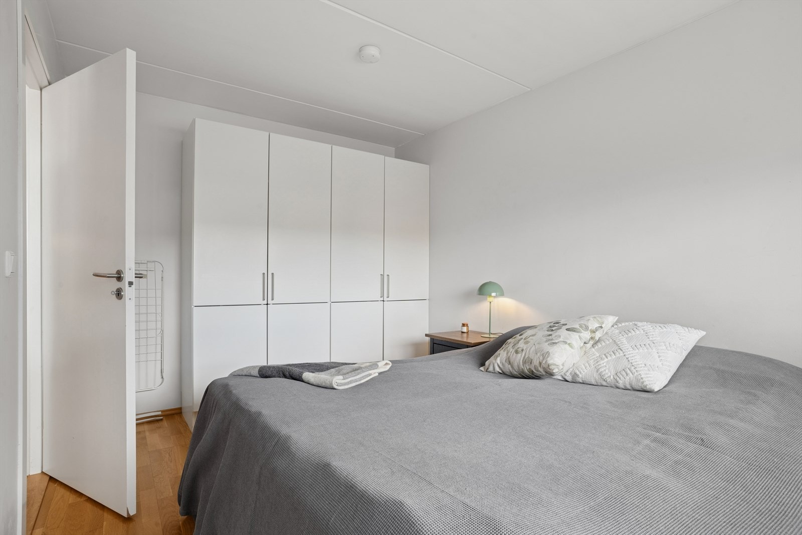 Soverommet har plass til dobbelseng med tilhørende møbler og har garderobeskap. Galleribilde