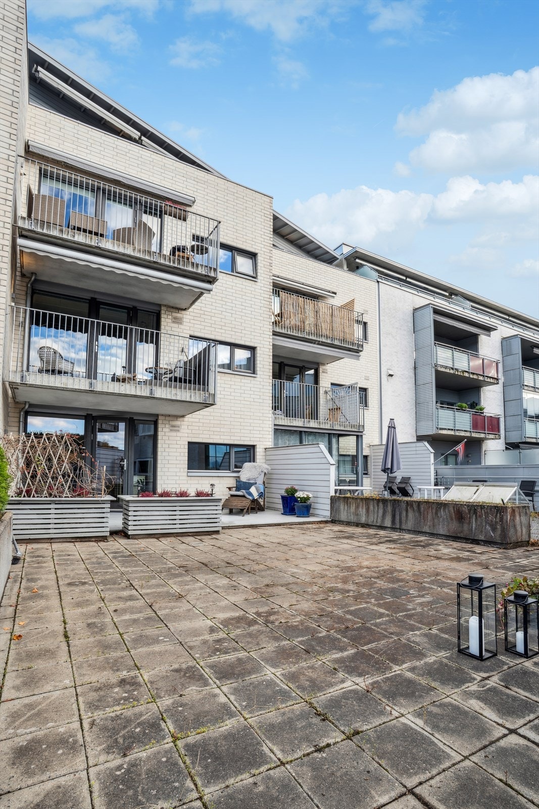 Leiligheten har skjermet beliggenhet over butikklokalene til Coop Prix. Det er ingen adkomstmulighet eller innsyn fra gateplan. Galleribilde