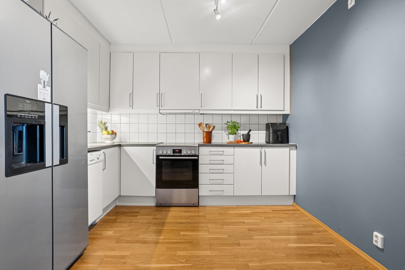 Kjøkkenet er romslig og praktisk innredet. Galleribilde