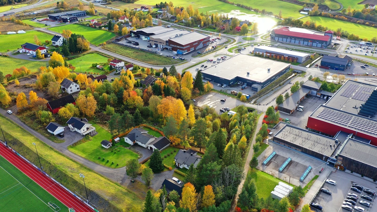 Skoler, idrettshall, servicetilbud og turmuligheter ligger rett i nabolaget til tomten. Galleribilde