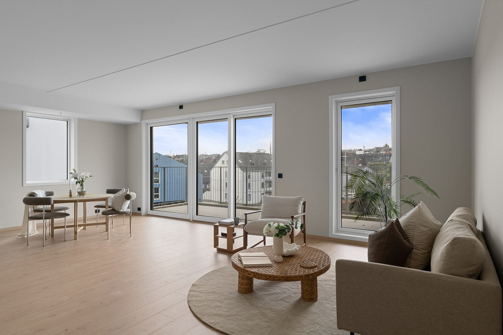 Leilighetens stue fremstår som lys og trivelig med gode vindusflater som slipper inn mye naturlig lys som er med på å skape en god romfølelse og atmosfære. (Bilde tatt fra H0401) Galleribilde