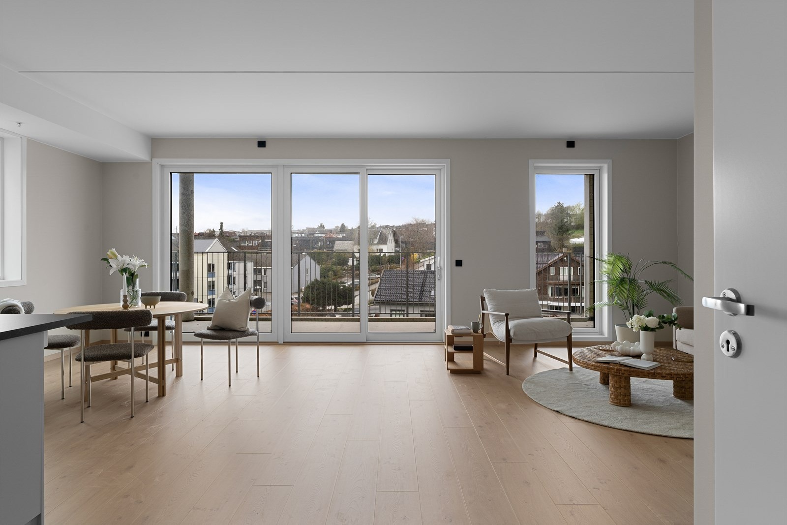 I enden av gangen kommer man til kjøkken og stue i åpen løsning. (Bilde tatt fra H0401) Galleribilde