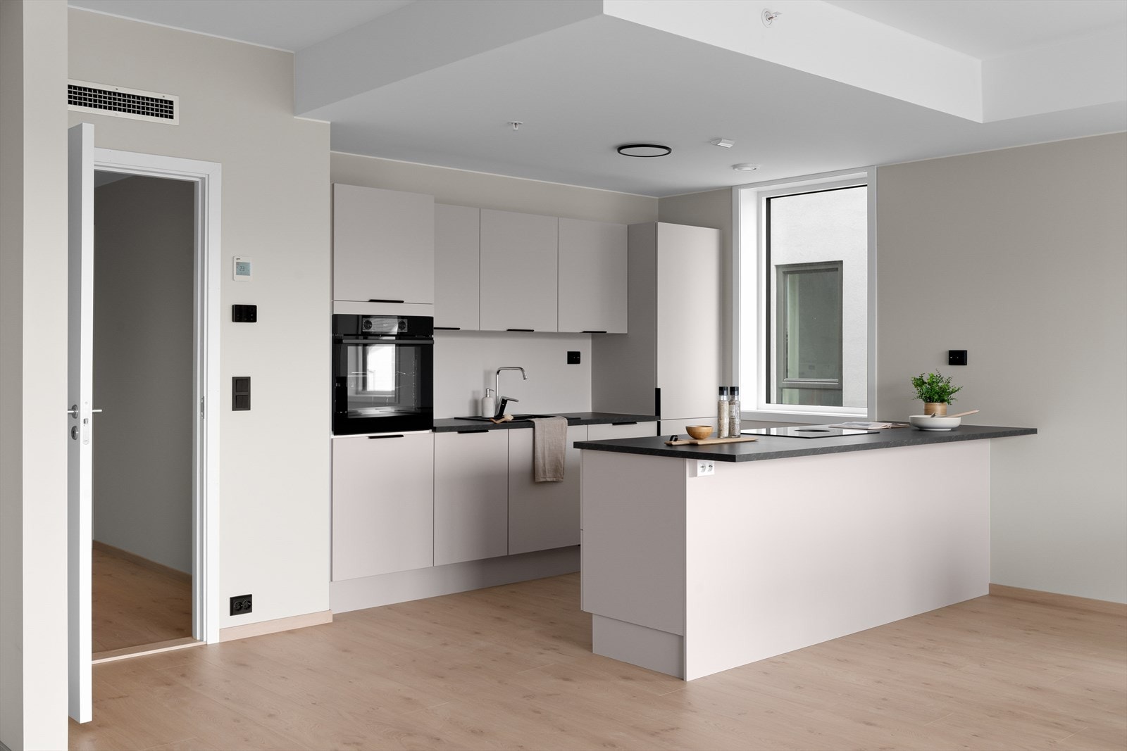 Lekkert og moderne kjøkken fra kvalitetsleverandøren JKE som kan vise til pen kjøkkeninnredning og integrerte hvitevarer. (Bilde tatt fra H0401) Galleribilde