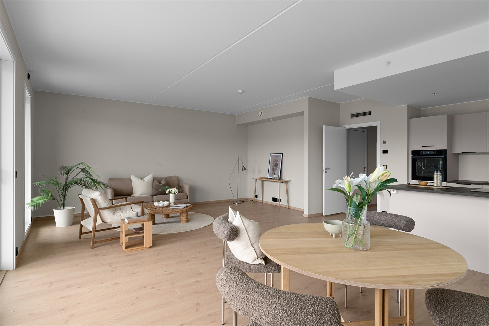 Leiligheten har en svært sentral plassering på Ganddal og med kort vei til det meste en skulle ha behov for som barneskole, ungdomsskole, barnehage, lekeplass, idrettsanlegg og dagligvarebutikk. (Bilde tatt fra H0401) Galleribilde