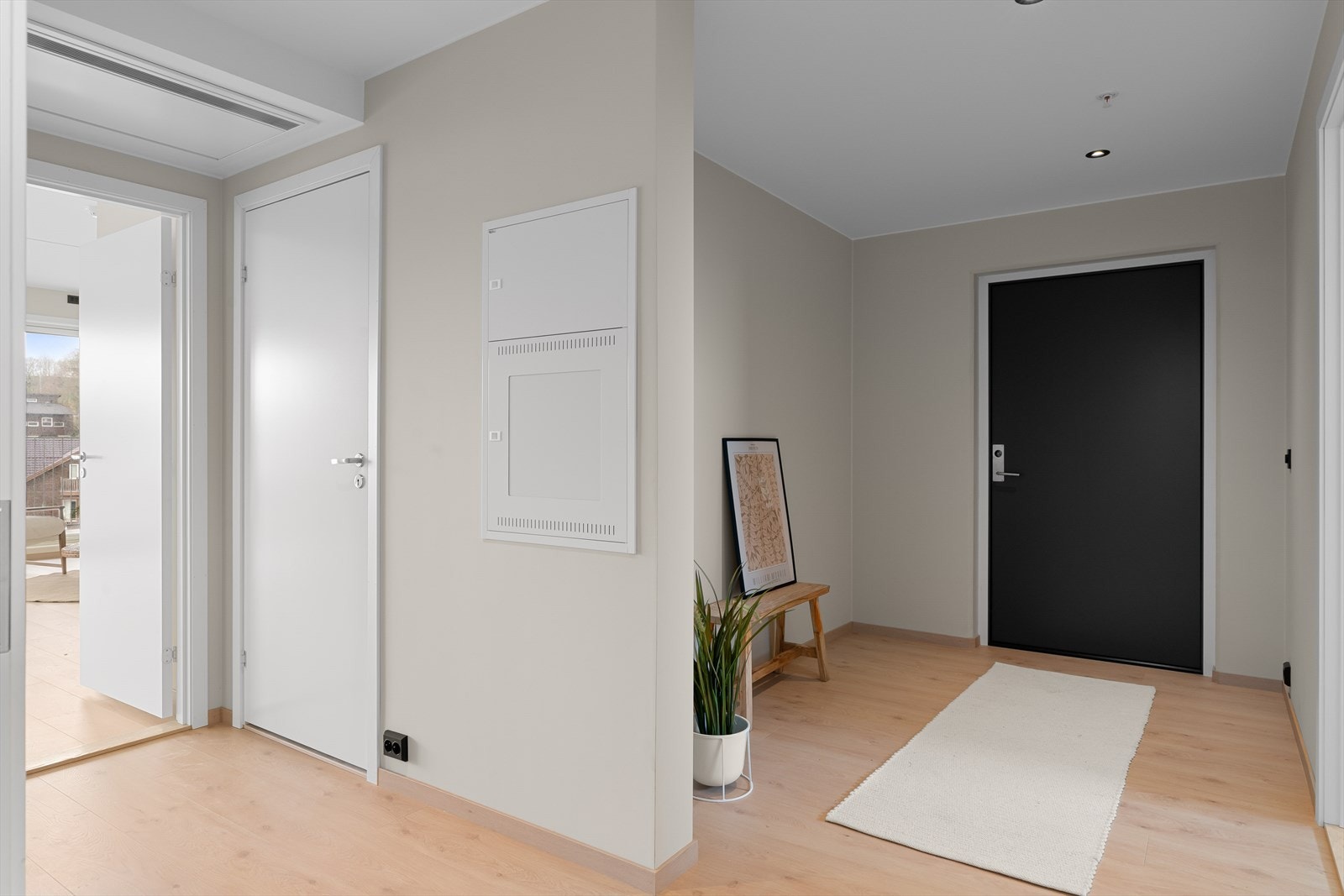 En kommer inn i en pen entré/gang med god plass til å henge fra seg både klær og sko. (Bilde tatt fra H0401) Galleribilde