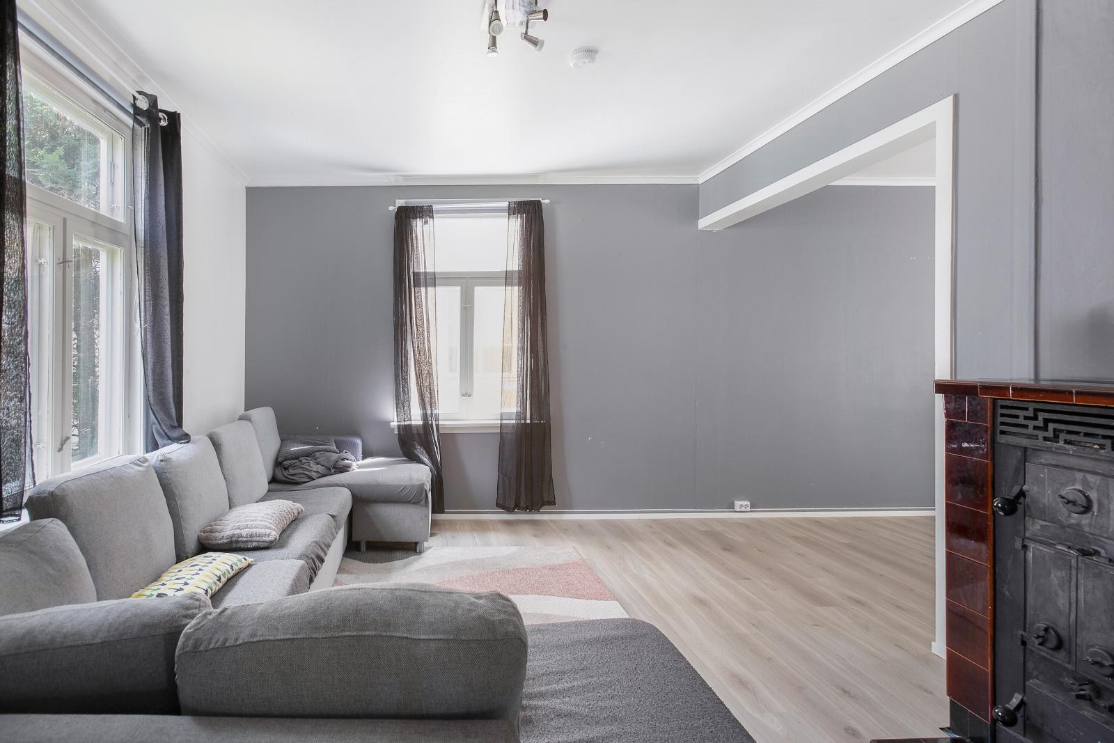 Romslig stue malt i tidlsriktige farger. Galleribilde