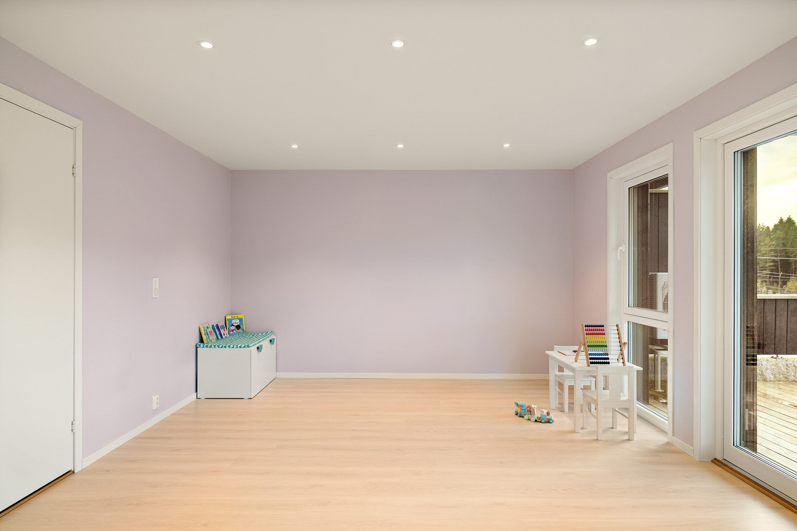 Både spotter og varmekabler er inndelt i to soner hvorav én sone er i rommets søndre del hvor et eventuelt ekstra soverom er skissert på bygningstegninger. Galleribilde