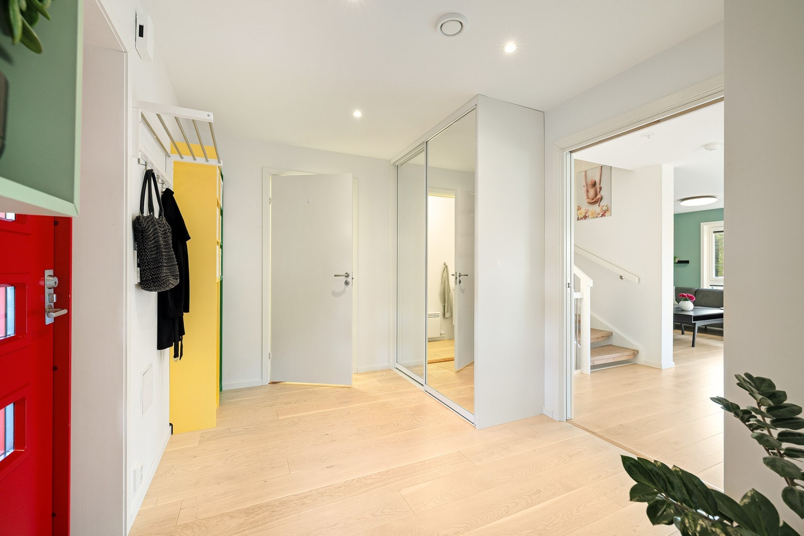 En utpreget romslig entré er praktisk når familien er på vei inn eller ut døren. I skyvedørsgarderoben er yttertøyet lett tilgjengelig. Galleribilde