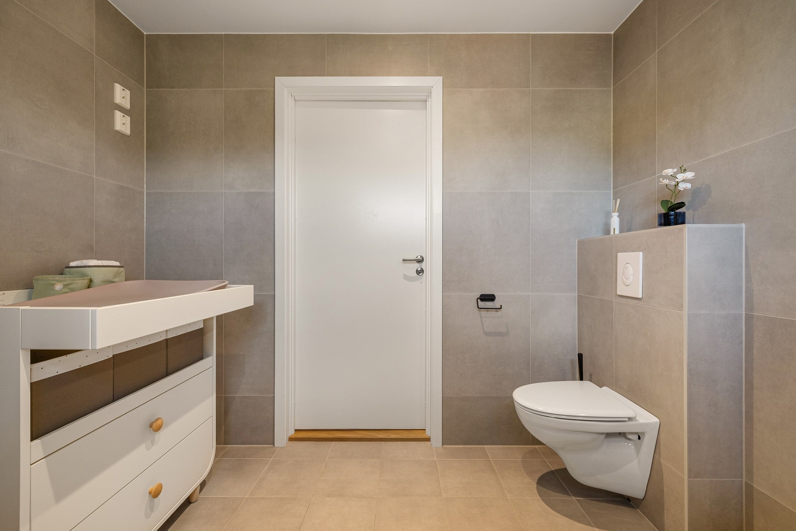 Kroken innenfor døren er tilrettelagt for vaskesøyle, med strømuttak til både vaskemaskin og tørketrommel. Galleribilde