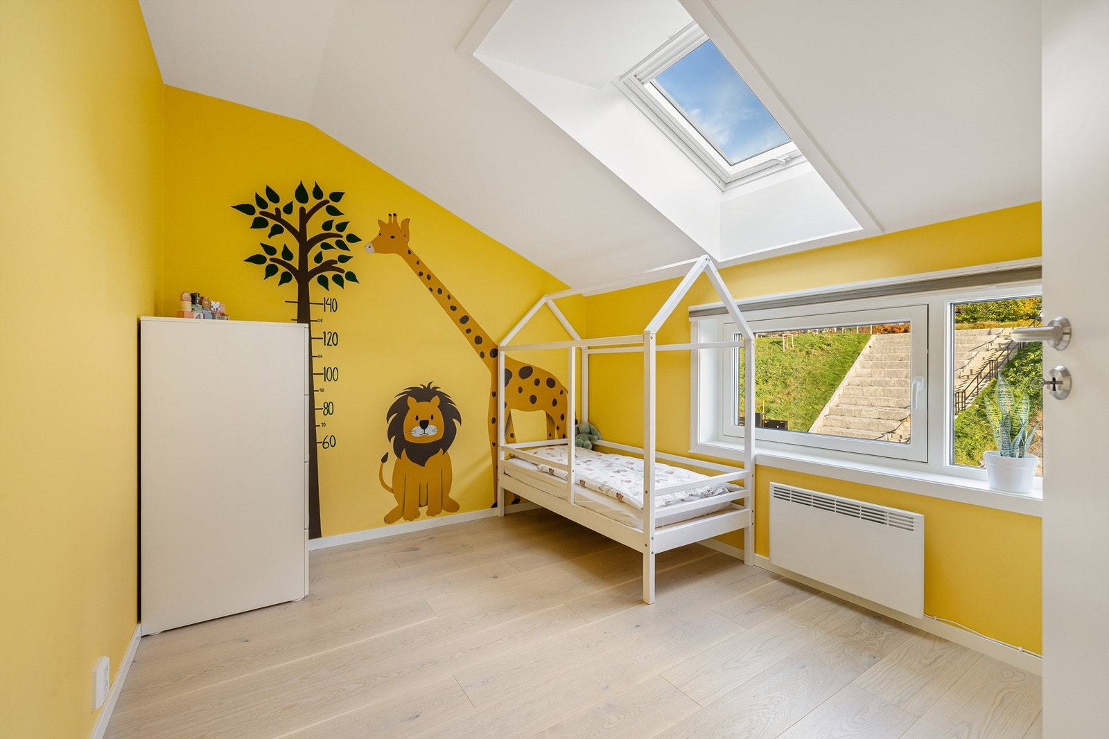 Vinduer i både vegg og tak gir gode lysforhold i soverommene på østsiden. Her er lystette plisségardiner montert i alle vinduer. Galleribilde