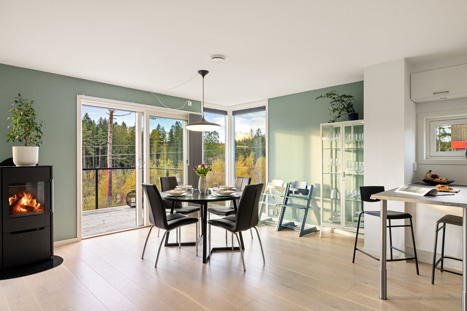 Plasseringen i enden gir fordelen av to ekstra vinduer i stuens hjørne. Så vel lysforholdene som utsikten er av den grunn enda bedre. Galleribilde