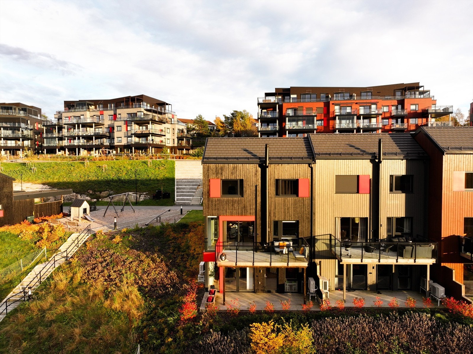 #14 er attraktivt beliggende i husrekkens ende, med både balkong og terrasse mot vest. Terrasse er det også på motsatt side. Galleribilde