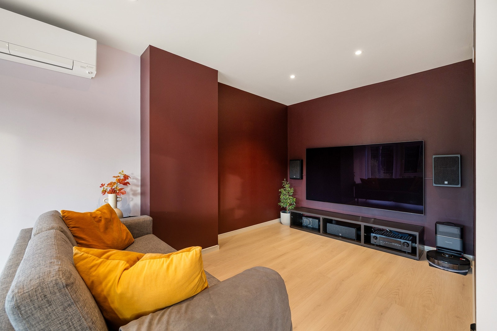 Dette store rommet i underetasjen benyttes i dag dels som TV-stue. Rommet har både gulvvarme og luft-luft varmepumpe. Galleribilde