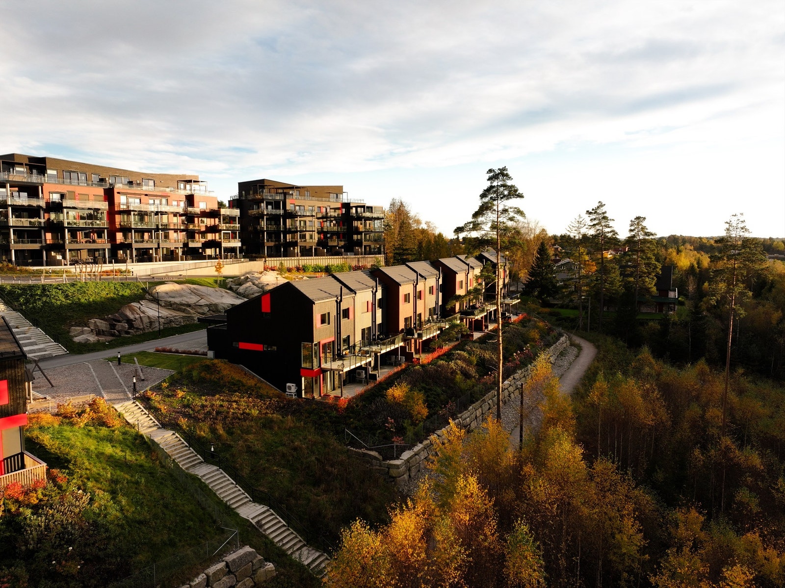 Grusveien nedenfor leder direkte ut i marka og er lett tilgjengelig via trappen mellom husrekkene. Galleribilde