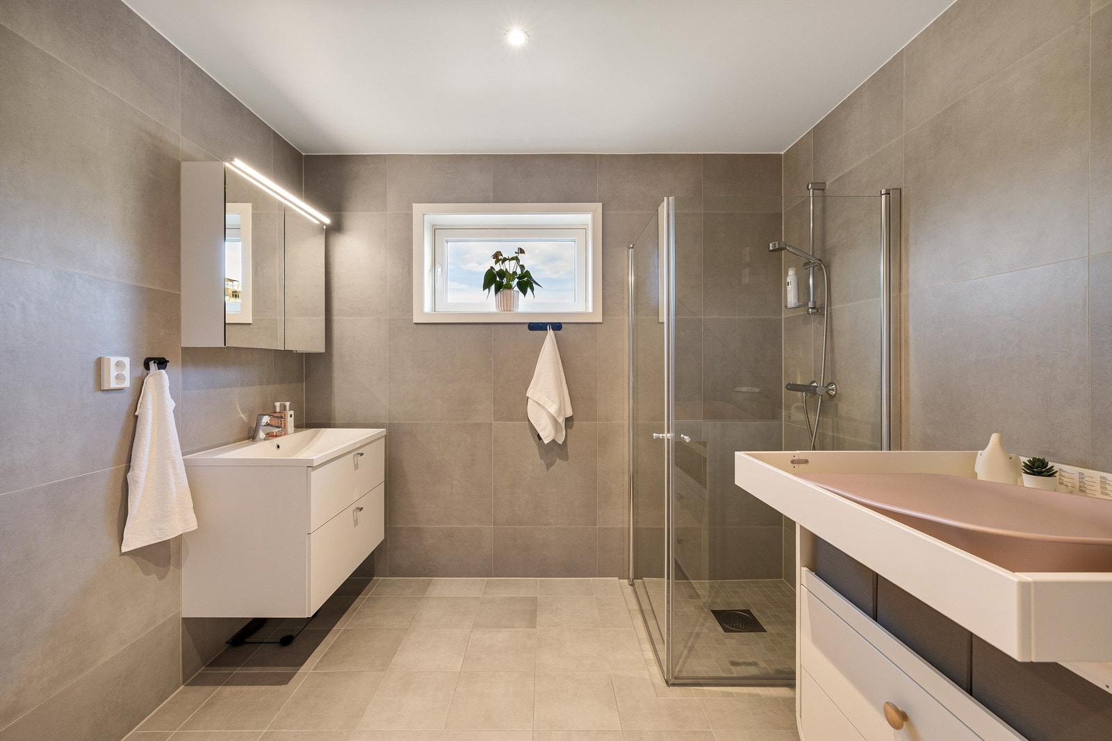 Like praktisk som fire soverom på én flate er det med et romslig bad i samme etasje. Galleribilde