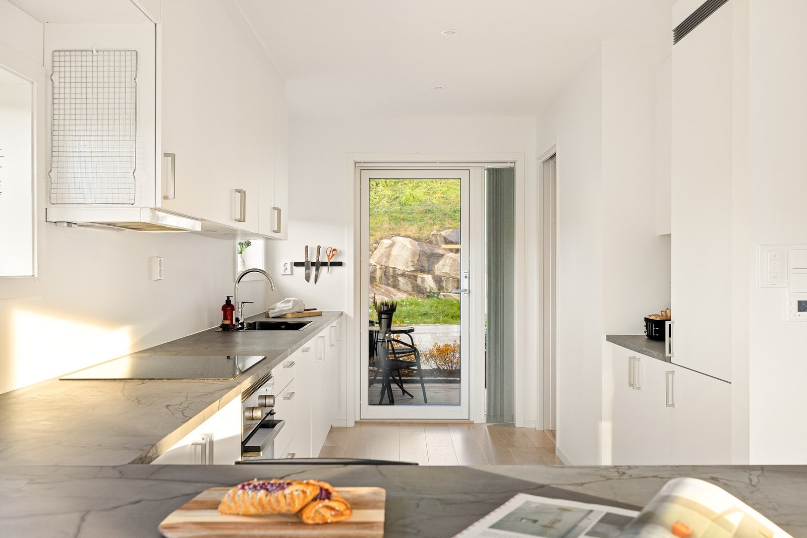 Fra kjøkkenet kan du gå rett ut til frokost-terrassen hvor det er morgen-/formiddagssol sommerstid. Galleribilde