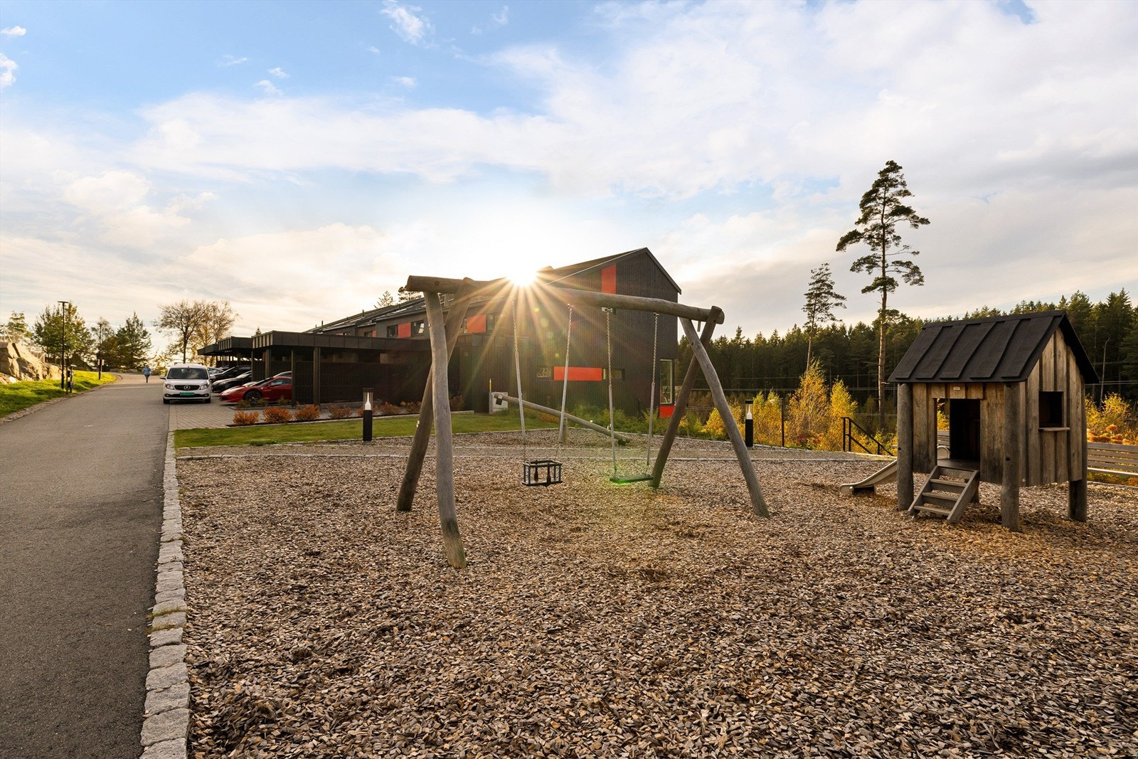 Gaten har ingen gjennomgangstrafikk, kun et rolig og barnevennlig miljø. Lekeapparater finnes rett utenfor. Galleribilde