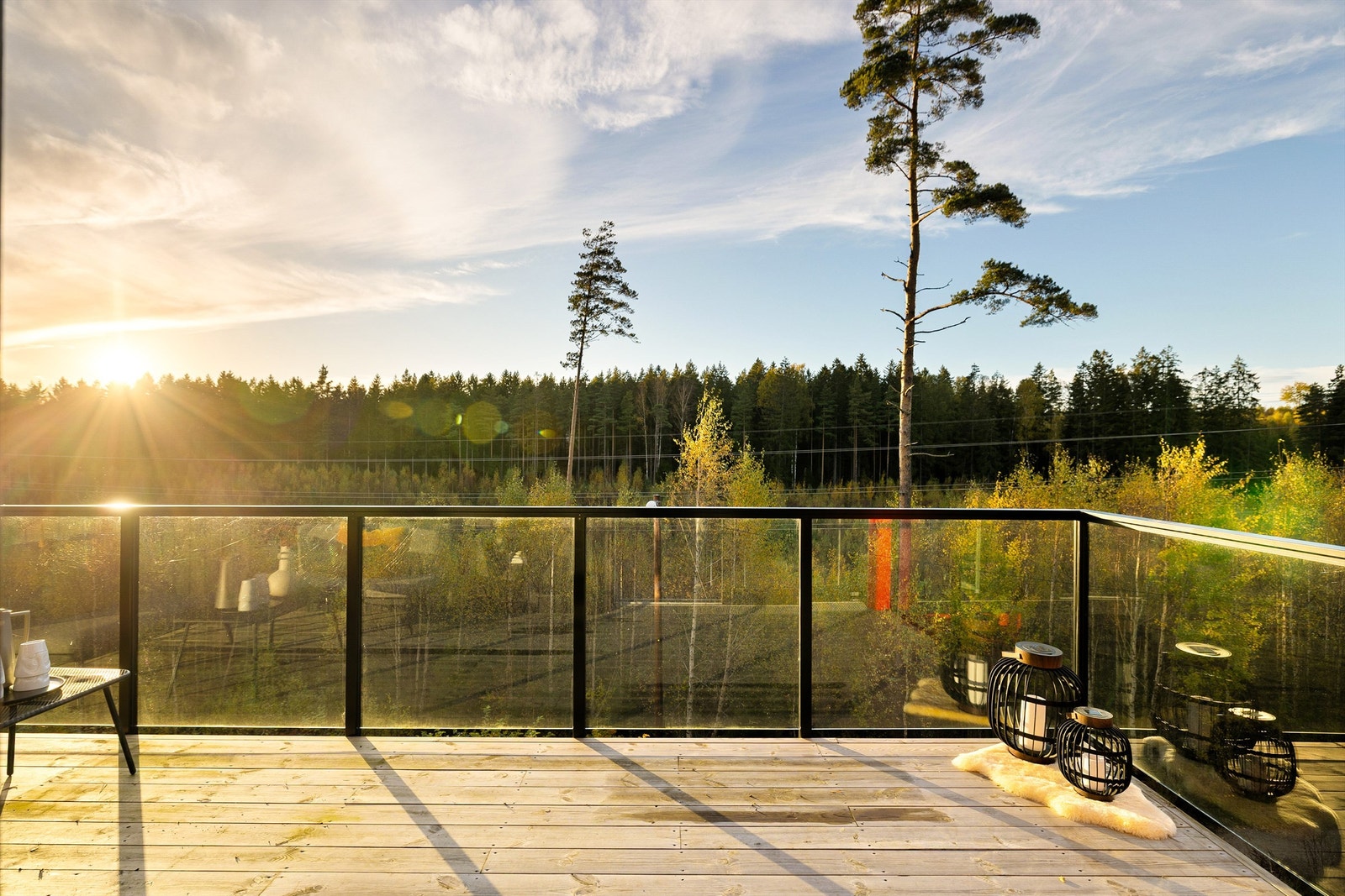 Omgivelsene er svært fredelige. Med marka som nærmeste nabo i vest venter fantastiske turområder nær sagt like utenfor døren. Galleribilde