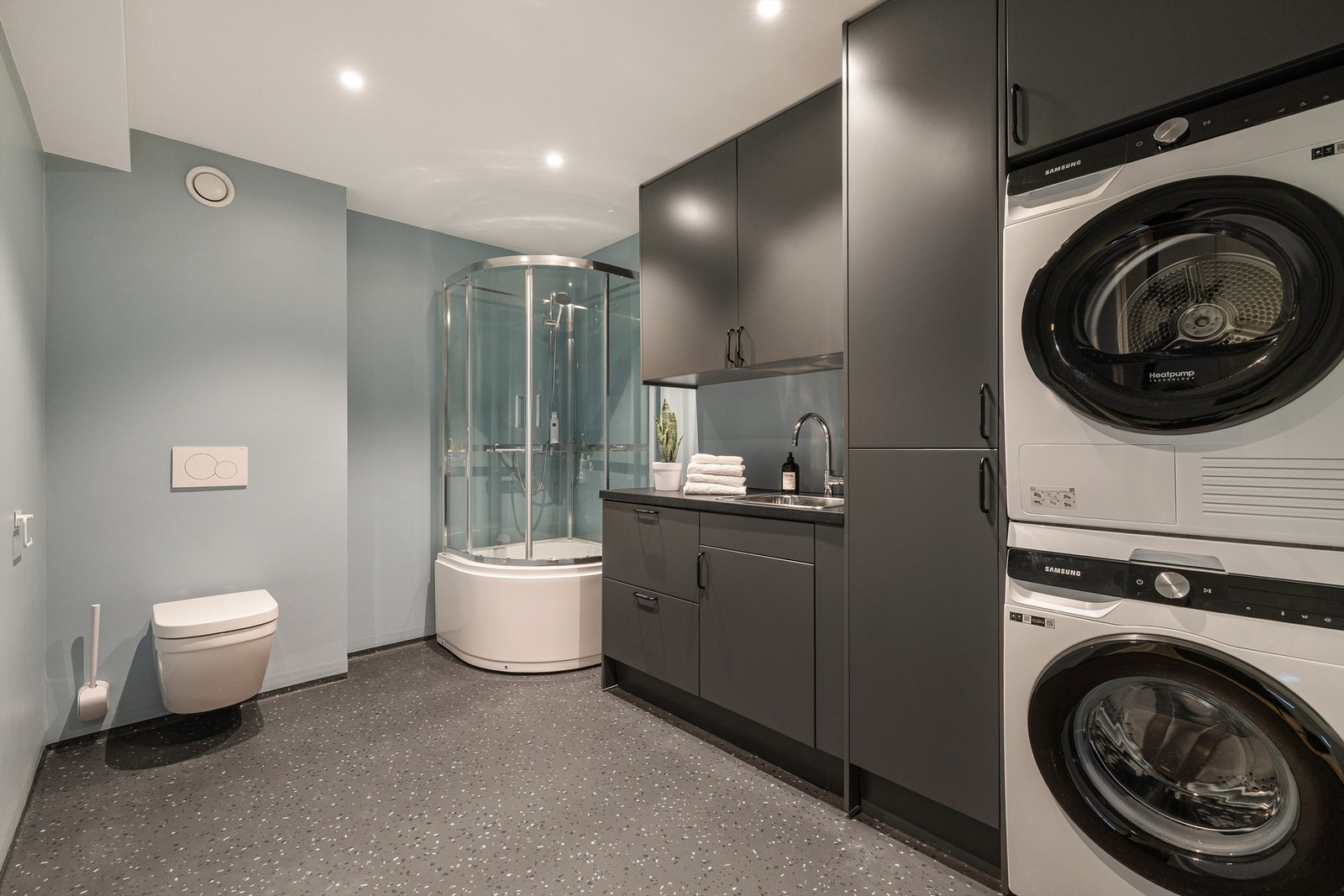 Dette rommet ble innredet i 2023 og er meget smart innredet til bruk som vaskerom, men imidlertid ikke omsøkt eller godkjent dagens bruk. Galleribilde