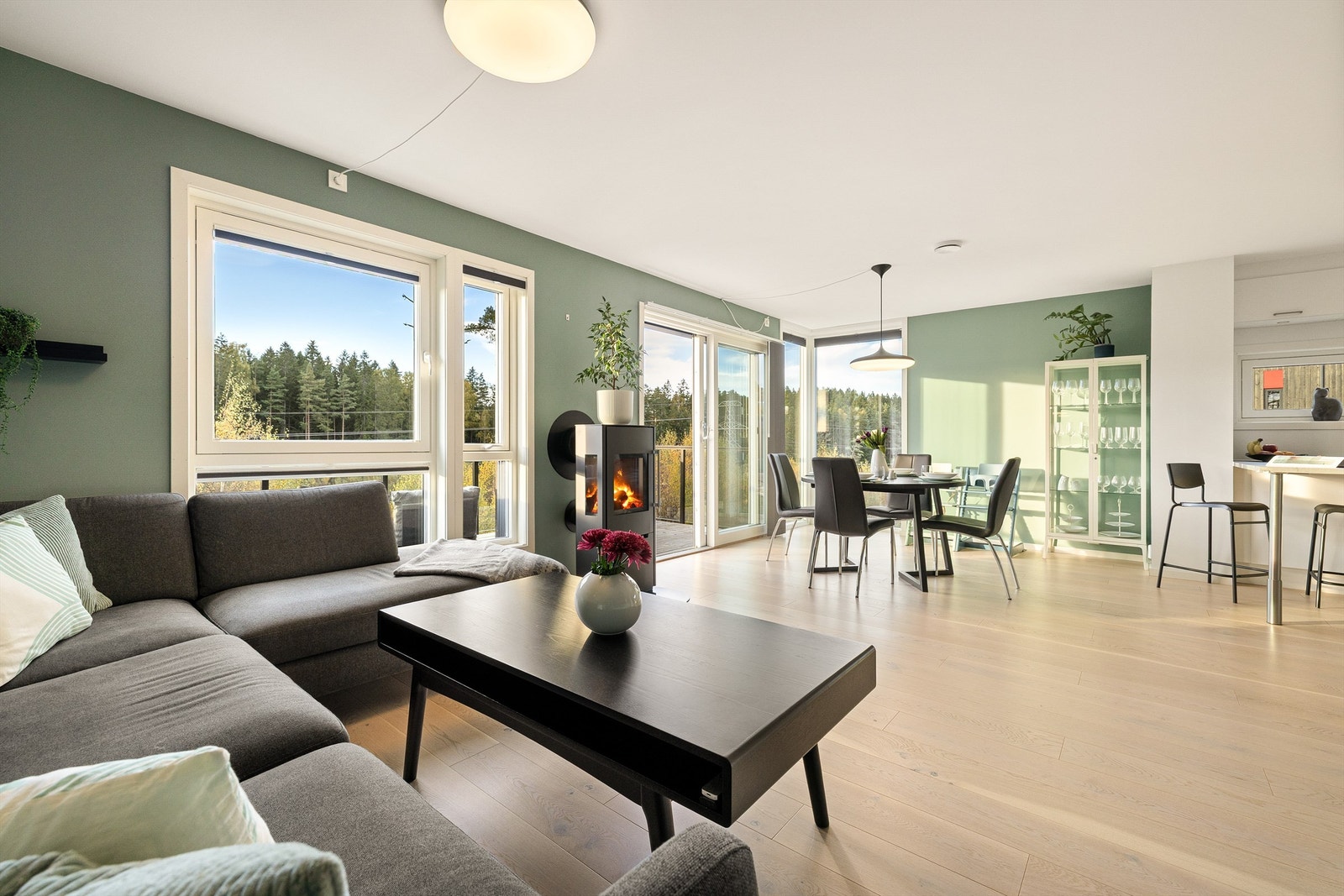 Første etasje er nærmest en eneste stor sosial sone der stuen og kjøkkenet er sømløst knyttet sammen. Galleribilde