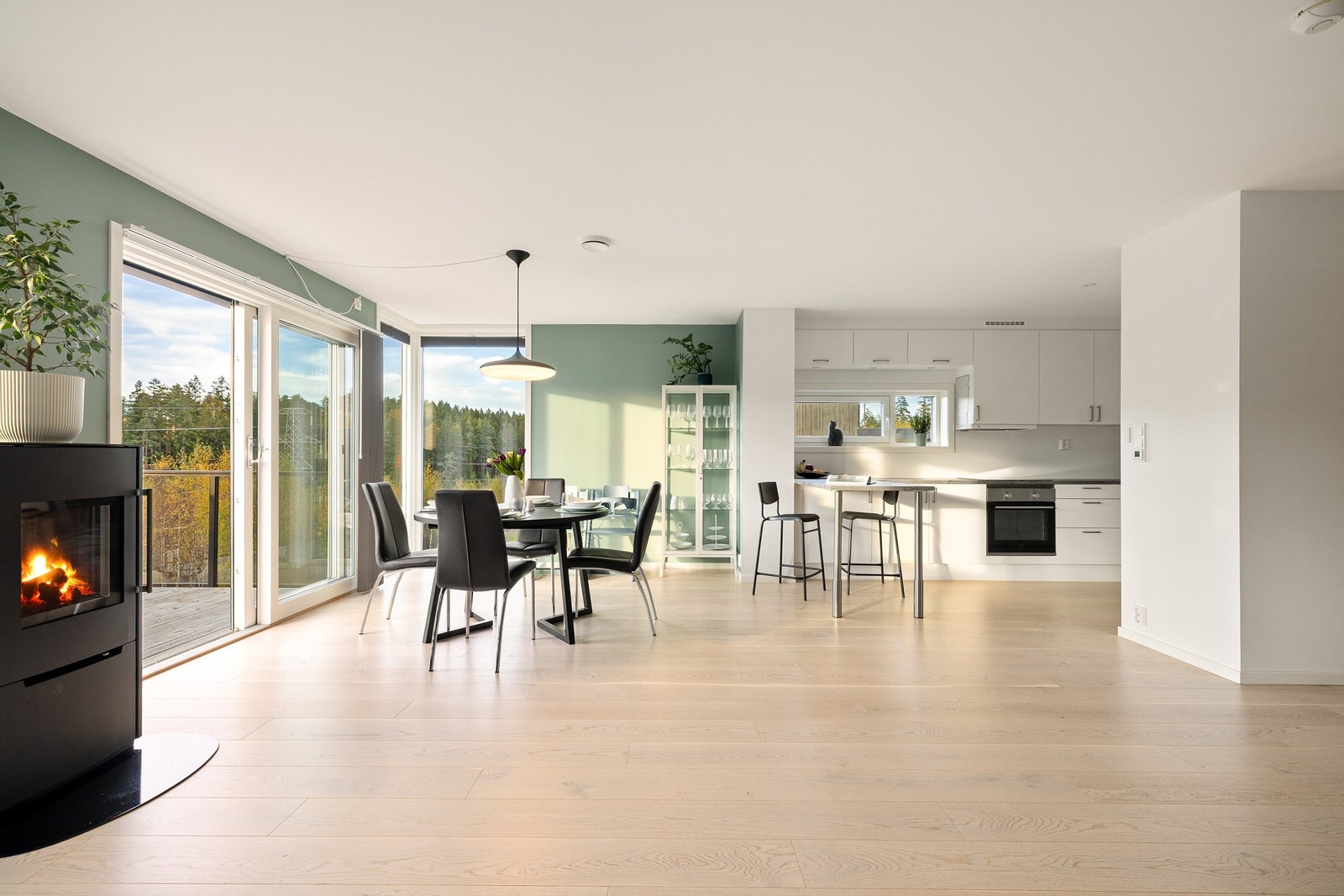 Hvitpigmentert én-stavs eikeparkett er lagt i de fleste rom. Vegger med glatte flater og listefri overgang til himling gir et moderne uttrykk. Galleribilde