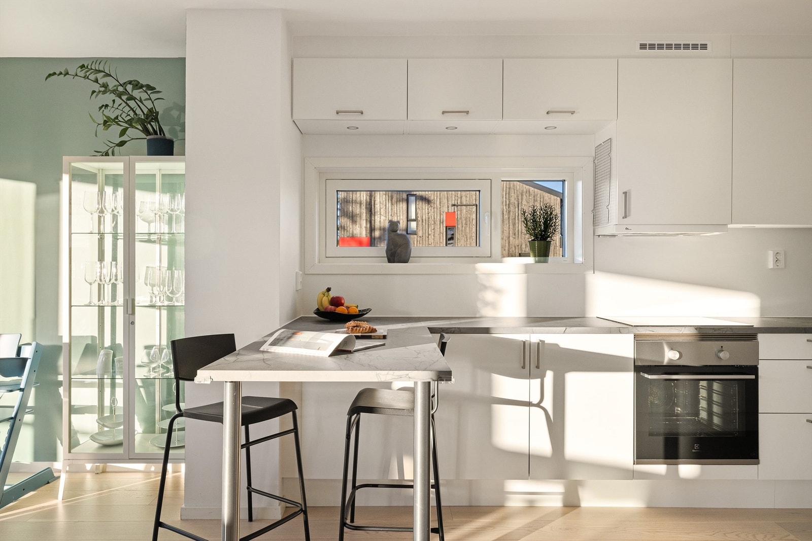 For morgenkaffen, mindre måltider og en arbeidsøkt hjemmefra passer kjøkkenets smarte barløsning perfekt. Galleribilde