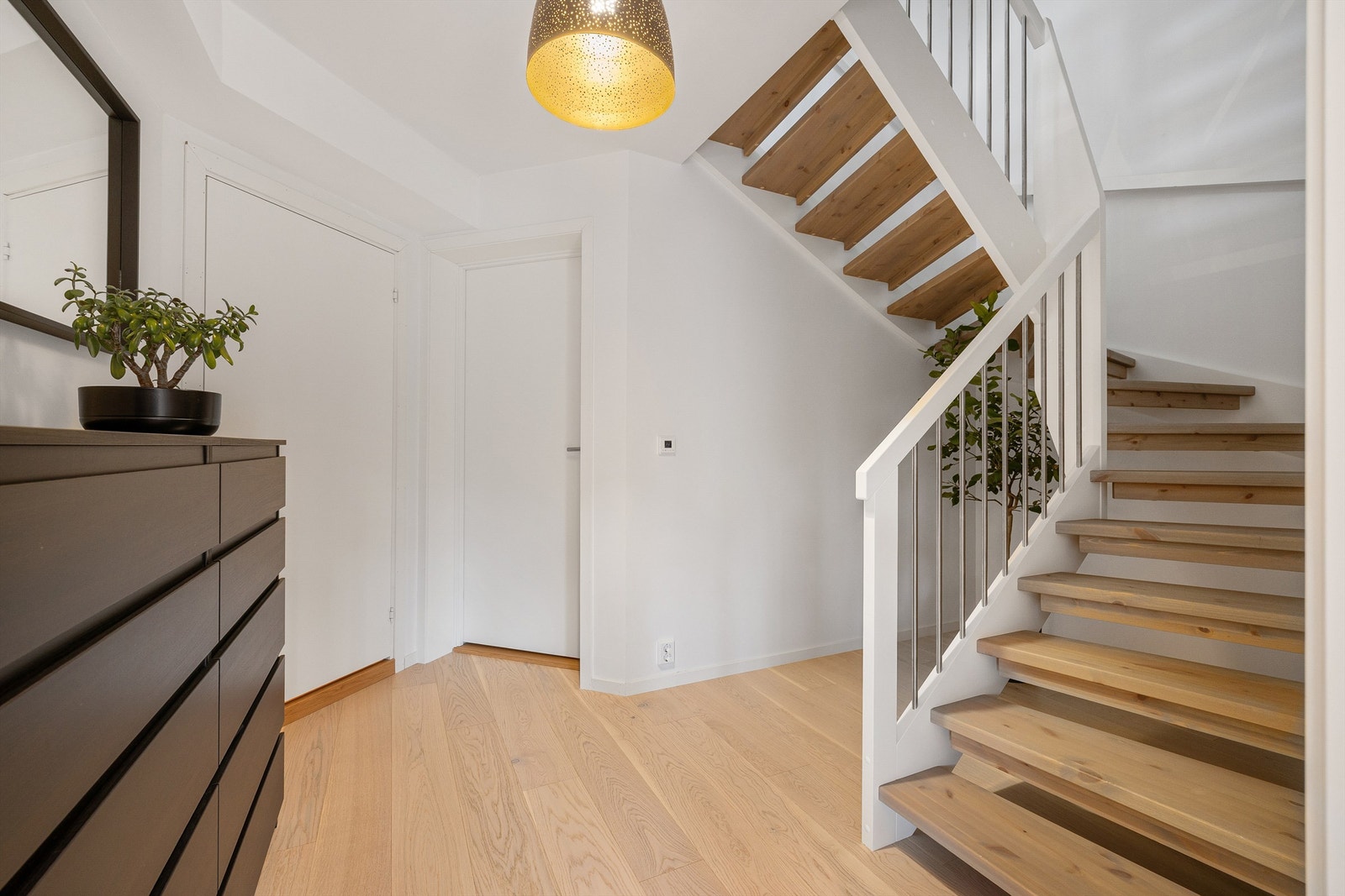 Utenom stuen inneholder underetasjen også både rom innredet som vaskerom og en teknisk bod med stor lagringsplass. Galleribilde