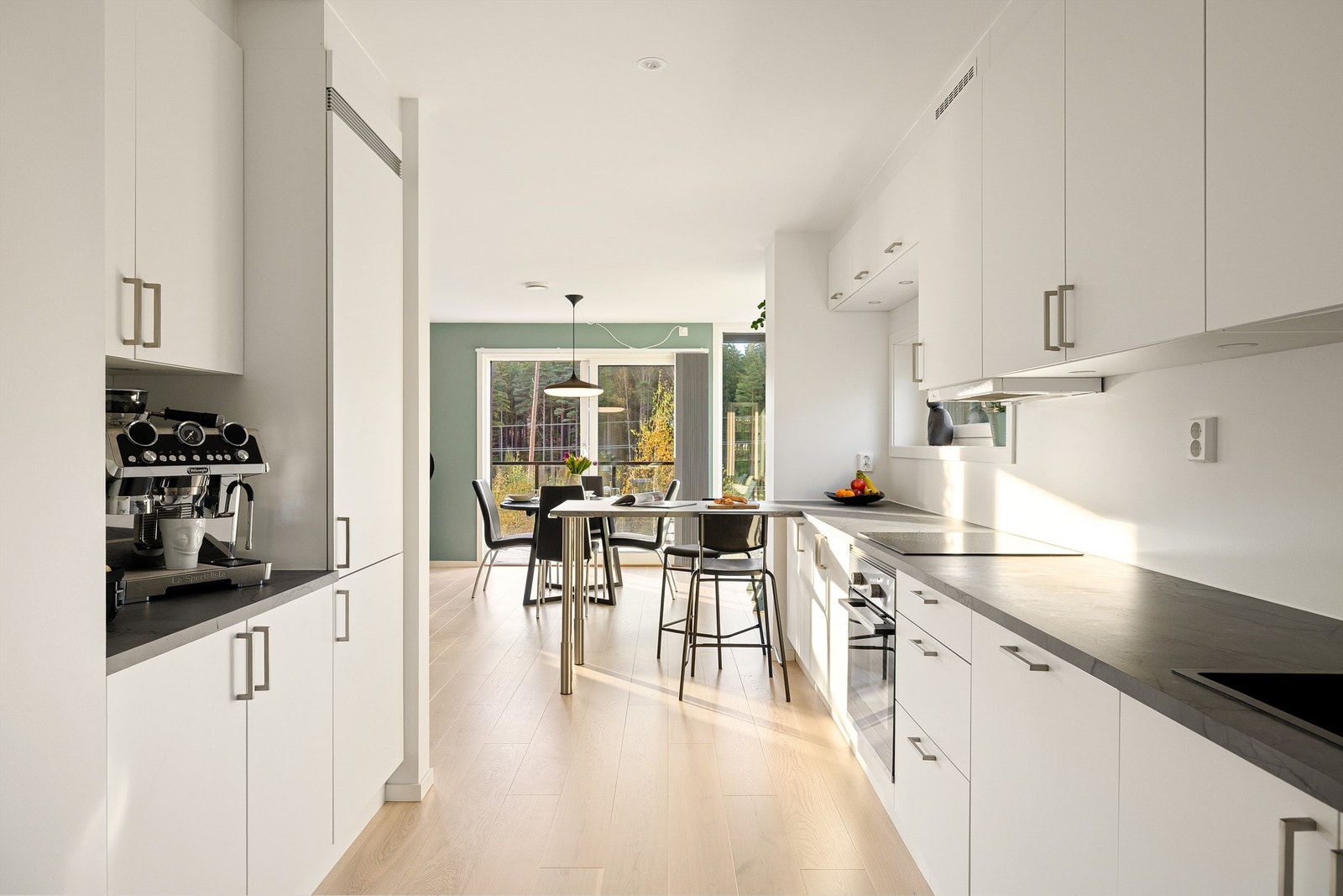 Kjøkkenet har kvalitetsinnredning fra Sigdal og alle hvitevarer integrert. Galleribilde