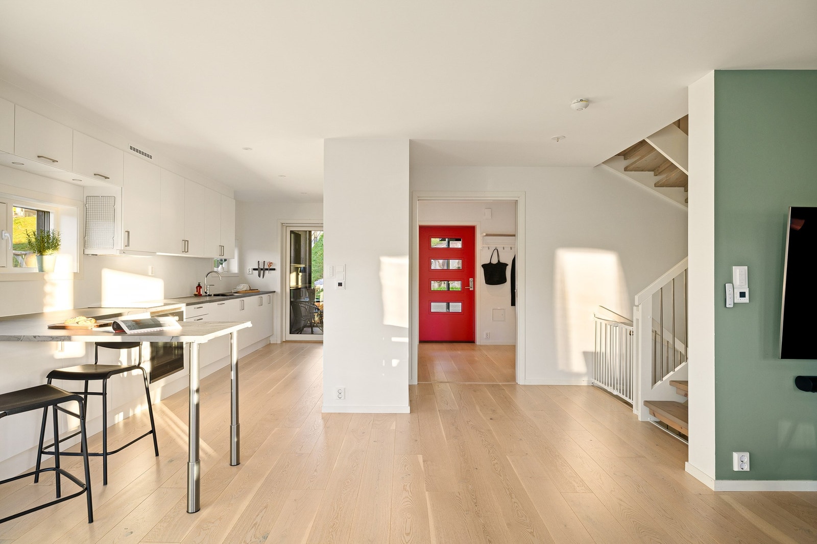 Med skyvedører kan både stuen og kjøkkenet lukkes av mot entreen. Galleribilde