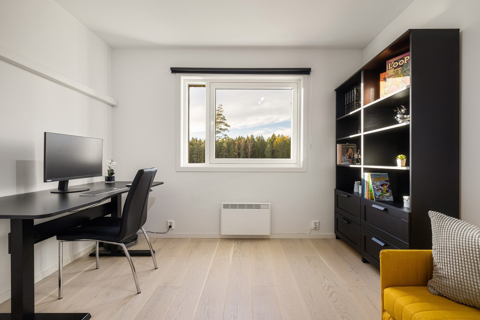 Har du ikke permanent behov for fire soverom, kan dette tilstøtende hovedsoverommet også fungere utmerket som omkledningsrom eller et hjemmekontor. Galleribilde