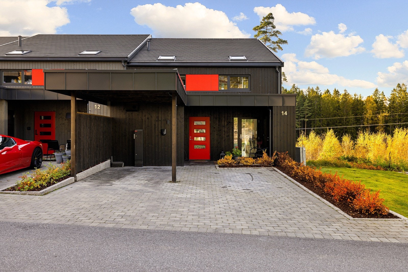 Foran inngangspartiet er det oppstillingsplass for to biler. Ladeboks i carport medfølger. Galleribilde